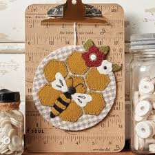 Clipboard Cuties June Pattern by Stacy West of Buttermilk Basin, Honeybee and Hive 5 inch circle