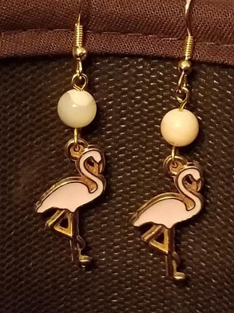 Charming 1950's Flamingo earrings. These gold tone dangly earrings feature 5 color choices of an iconic vintage flamingo.