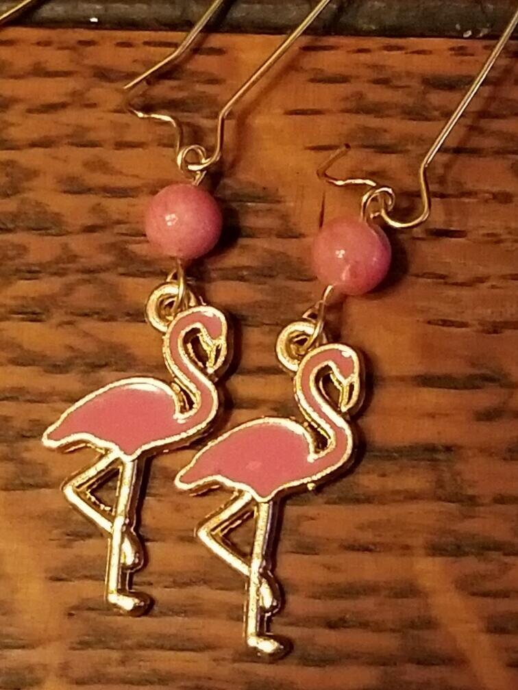 Charming 1950's Flamingo earrings. These gold tone dangly earrings feature 5 color choices of an iconic vintage flamingo.